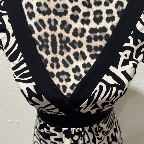 Elegant Black and White Patterned Dress - Picture 3 of 5